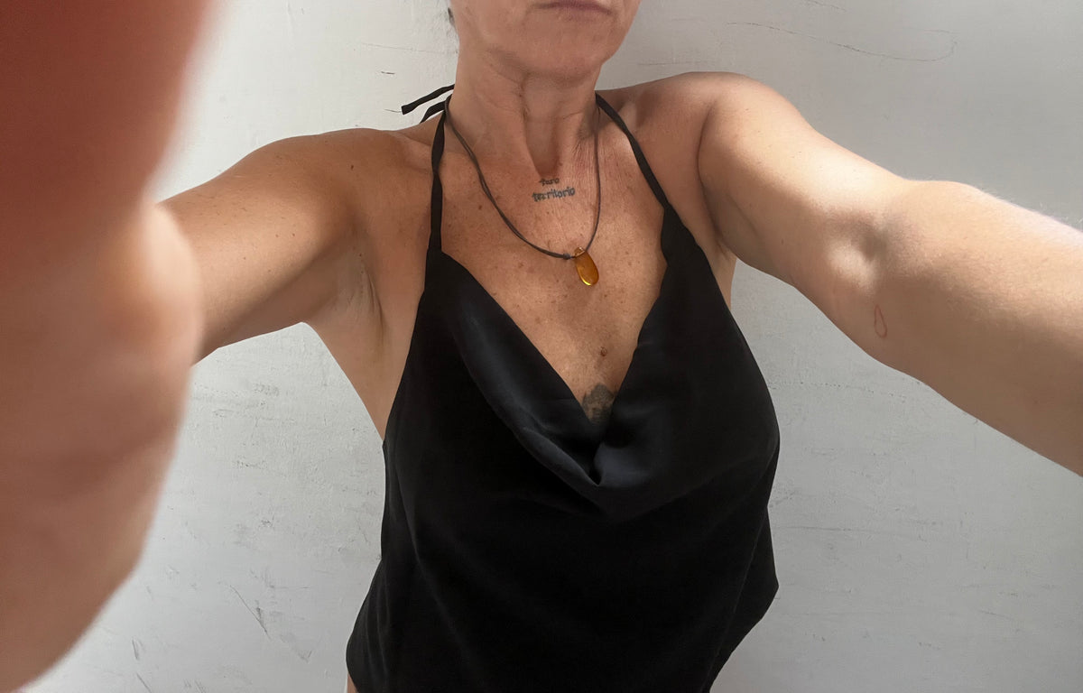 Top con cuello volcado y espalda descubierta